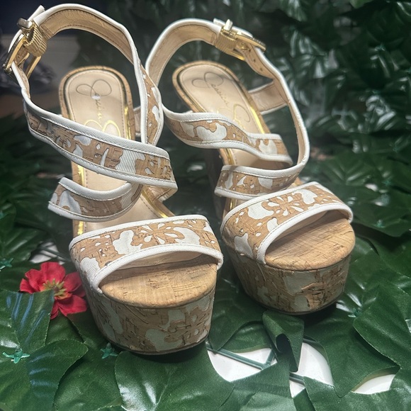 Elegant Beige and White Strappy Heels - Picture 5 of 8